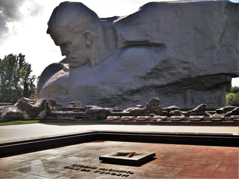 Памятник защитникам Брестской крепости "Мужество" и Вечный огонь