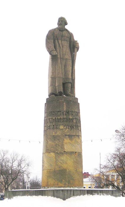 Современный памятник Ивану Сусанину в Костроме