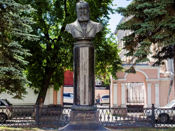 Бюст Александра Островского в Костроме