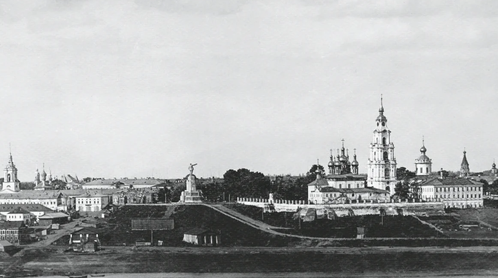 Вид на Костромской кремль со стороны Волги. Памятник вождю уже стоит, но храмы пока не тронуты