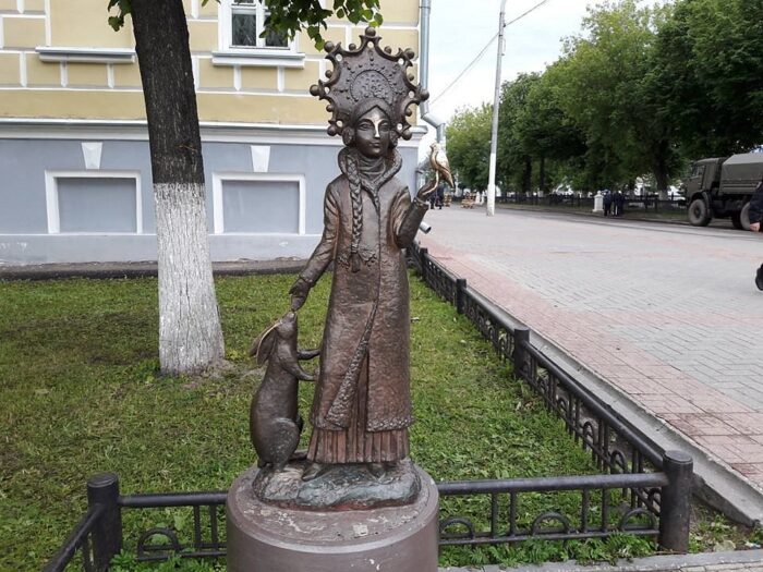 Памятник Снегурочке в Костроме