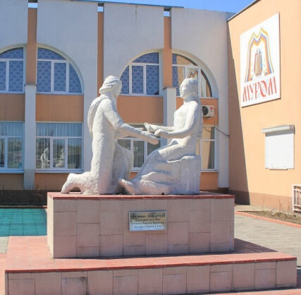 Памятник Петру и Февронии у ЗАГСа