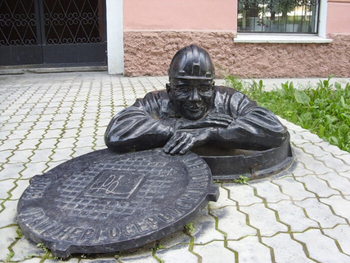 Памятник сантехнику в Екатеринбурге