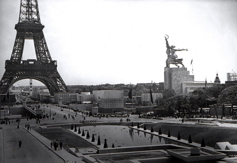 Монумент "Рабочий и колхозница в Париже в 1937 году