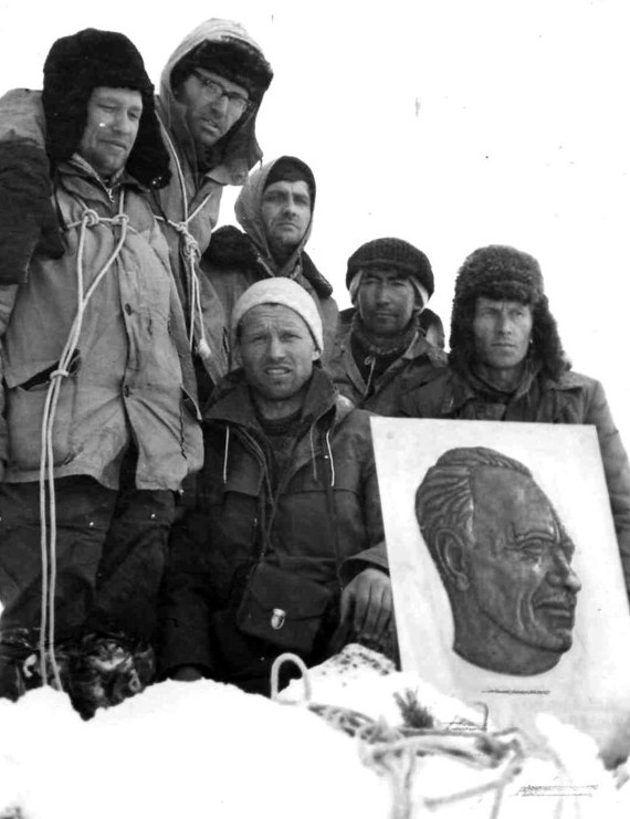Альпинисты, установившие барельеф Григорию Федосееву