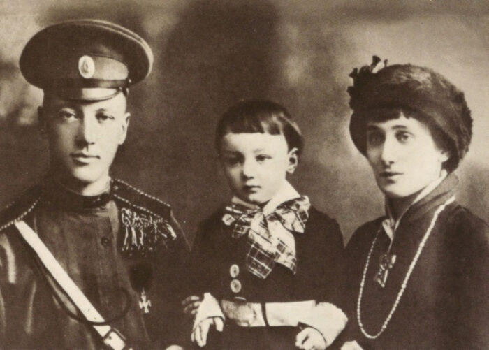Николай Гумилёв и Анна Ахматова с сыном Львом, 1916 год