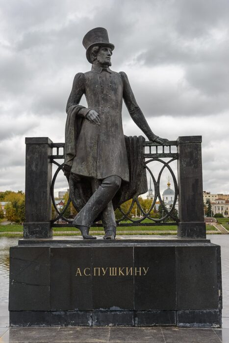 Памятник Пушкину на набережной Волги в Твери