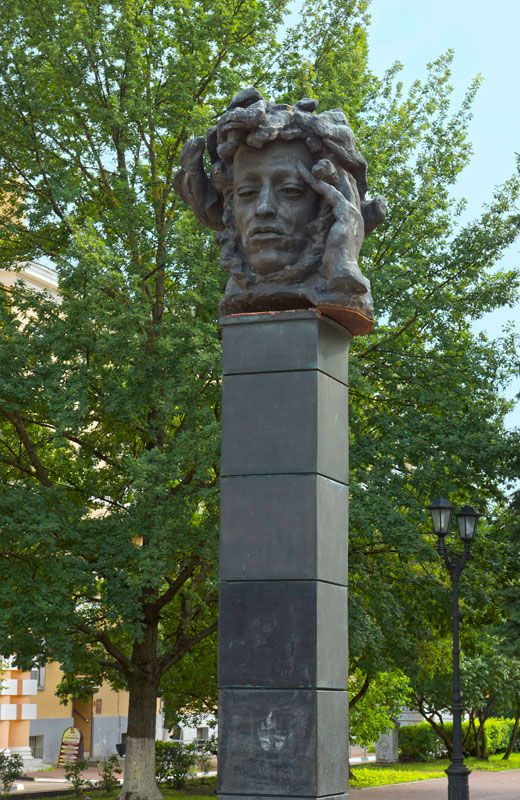 Памятник Пушкину на Театральной площади в Твери