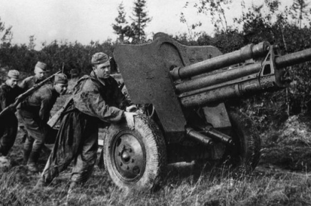 Артиллеристы на исходных позициях в боях под Ржевом в 1942 году