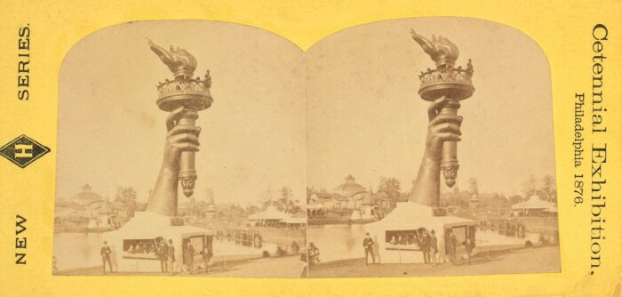 Стереоскопическое изображение правой руки статуи Свободы на Всемирной выставке 1876 года в Филадельфии