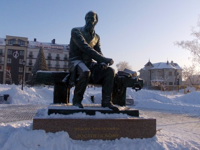Памятник Достоевскому в Тобольске