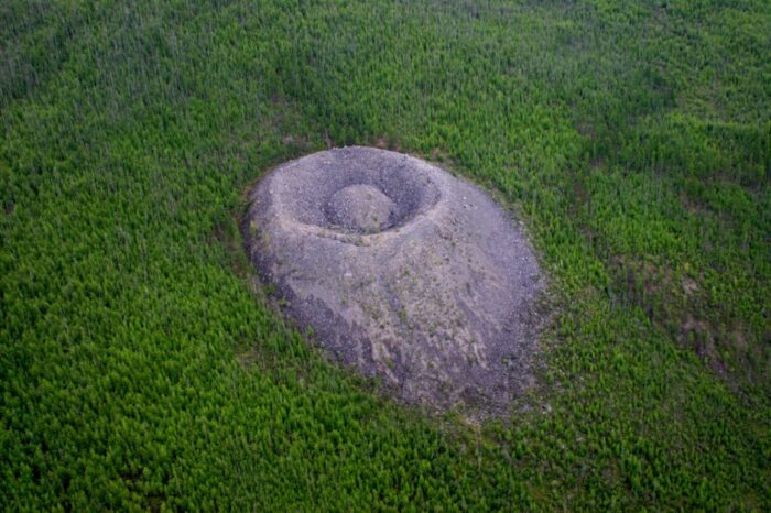 Патомский кратер (вид с вертолета)