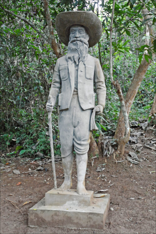 Статуя Анри Муо в Камбодже