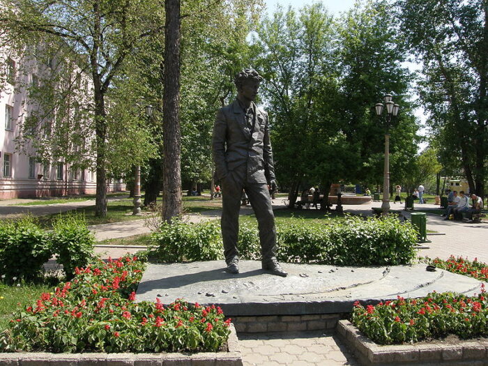 Памятник А.лександру Вампилову в Иркутске