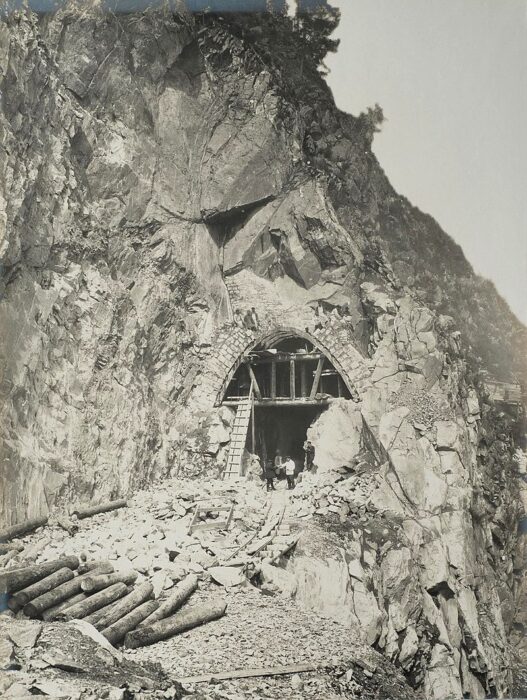 Сооружение тоннеля в скальном грунте при строительстве КБЖД, 1900-1903 гг.