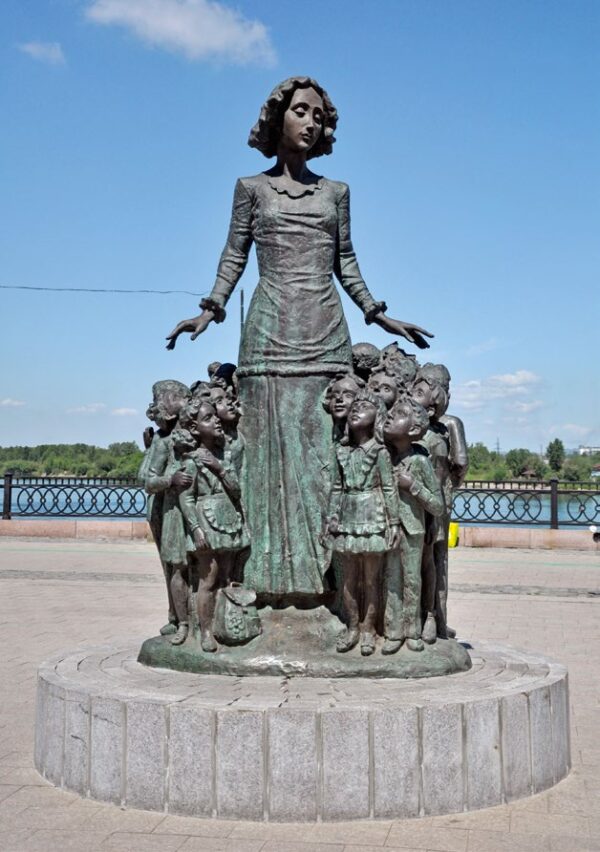 Скульптура "Моя первая учительница" в Иркутске