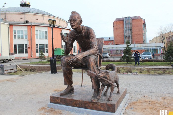 Памятник Леониду Гайдаю в  Иркутске