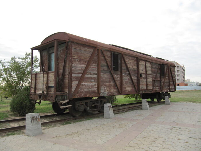 Железнодорожный вагон. Фрагмент мемориального комплекса "Исход и Возвращение", Элиста