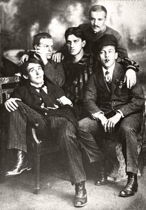 Футуристы группы "Гилея" (слева направо): Алексей Крученых, Давид Бурлюк, Владимир Маяковский, Николай Бурлюк, Бенедикт Лившиц. 1913 г.