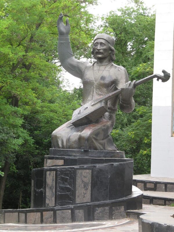 Памятник джангарчи Ээлян Овла в парке «Дружба», г. Элиста