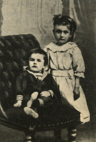Володя Маяковский с сестрой Олей, 1896