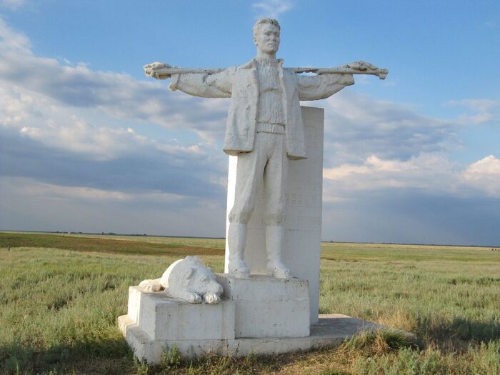 Памятник "Чабан с собакой" на границе между Республикой Калмыкия и Ставропольским краем