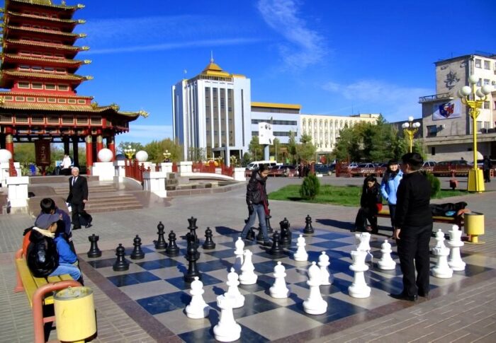 Уличная шахматная доска в Элисте