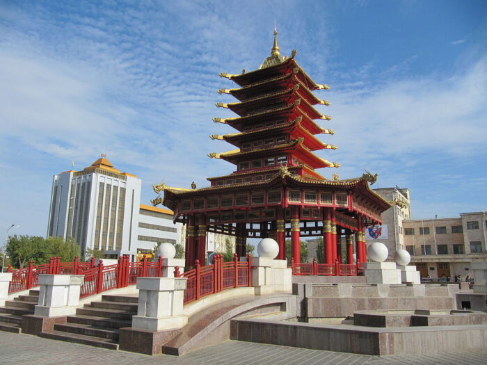 Пагода Семи Дней на площади Ленина в Элисте