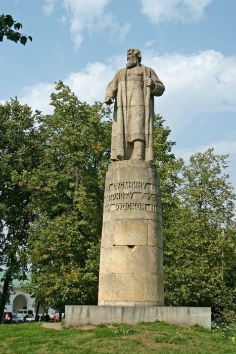 Памятник Ивану Сусанину в Костроме работы Г.А. Лавинского