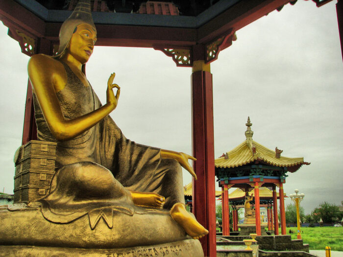 Одна из 17-ти статуй учителей буддизма на территории хурула
