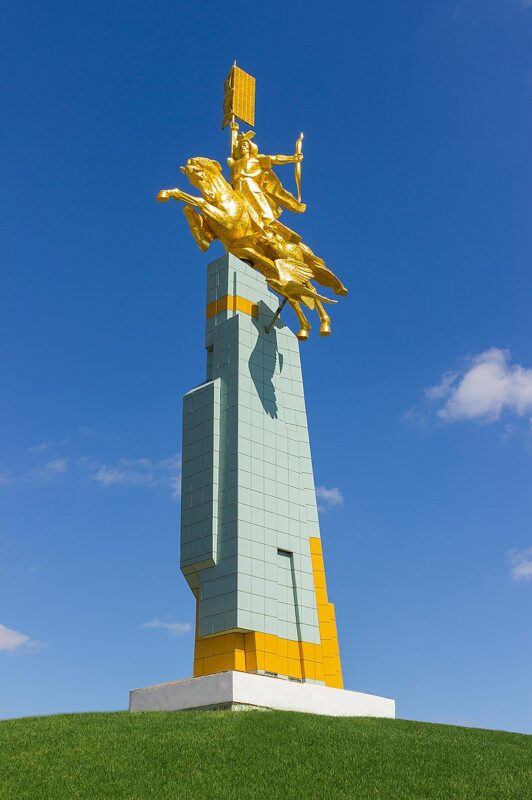 Памятник "Золотой всадник", посвященный эпосу "Джангар"