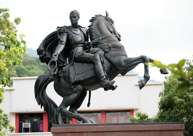 Памятник Симону Боливару в Каракасе