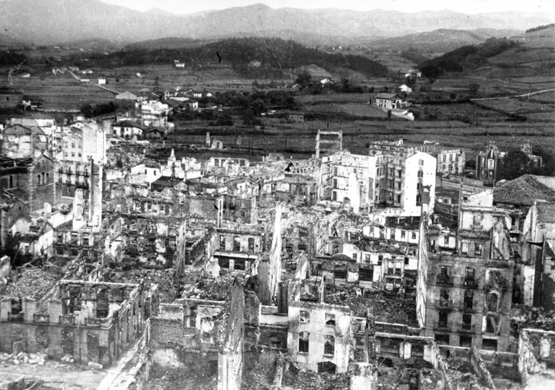 Руины Герники после авианалета люфтваффе. 1937 год