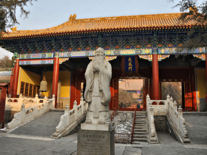 Статуя Конфуция у Храма Конфуция в Пекине