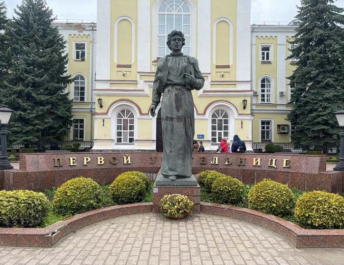 Памятник первой учительнице (Ставрополь)