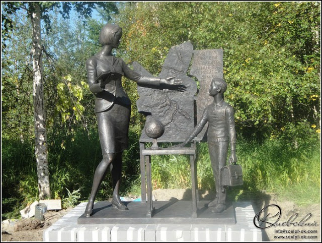 Памятник учительнице (Надым)