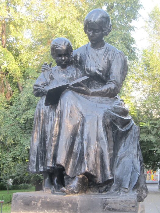 Памятник первой учительнице в Саратове