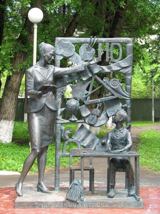 Памятник «Учительница первая моя» (Томск)