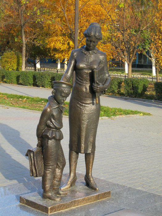 Памятник первой учительнице (Волгоград) 