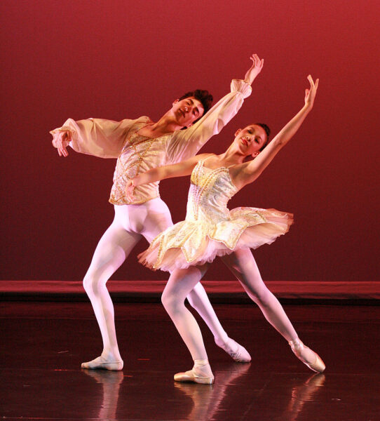 Танцовщики исполняют па-де-де из балета "Пахита"