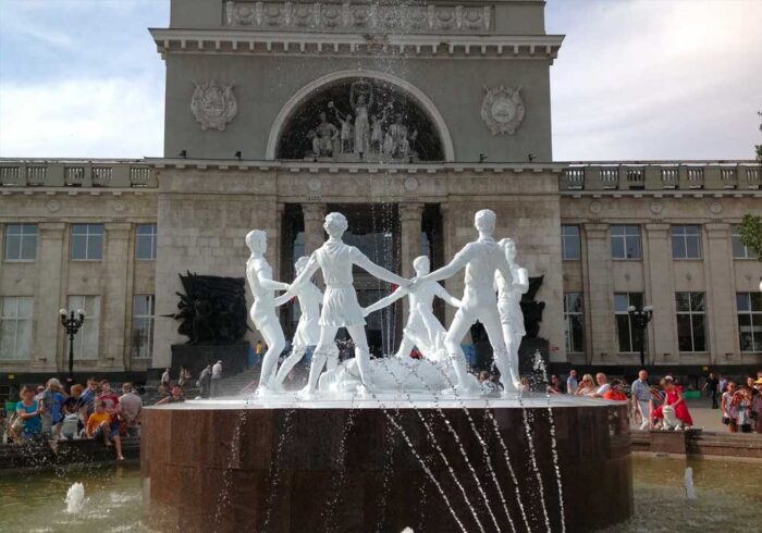 Новый фонтан "Бармалей "на Привокзальной площади Волгограда
