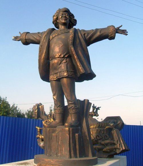 Памятник Кола Бельды в п. Синда Хабаровского края
