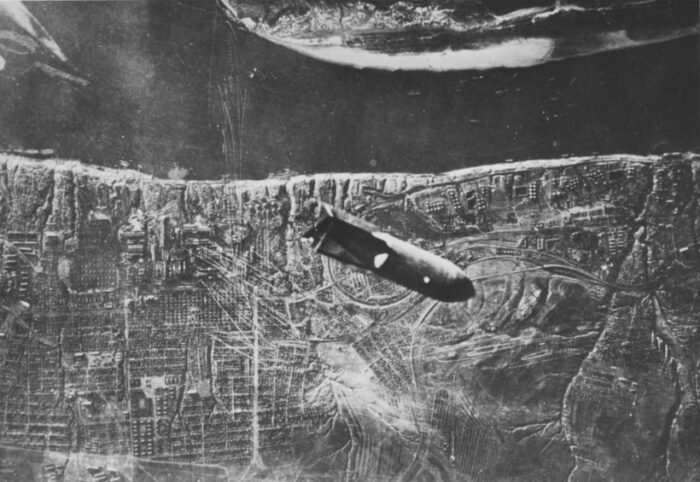 Немецкая авиабомба падает на Мамаев курган. 1942 г., Сталинград