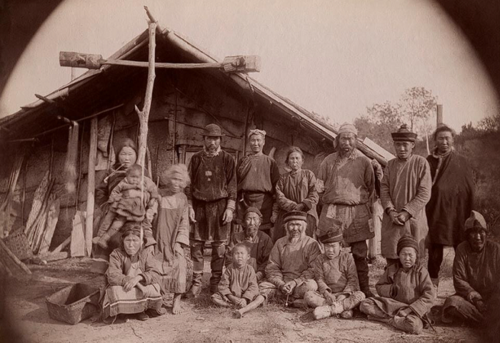 Нанайцы перед юртой, 1900-е