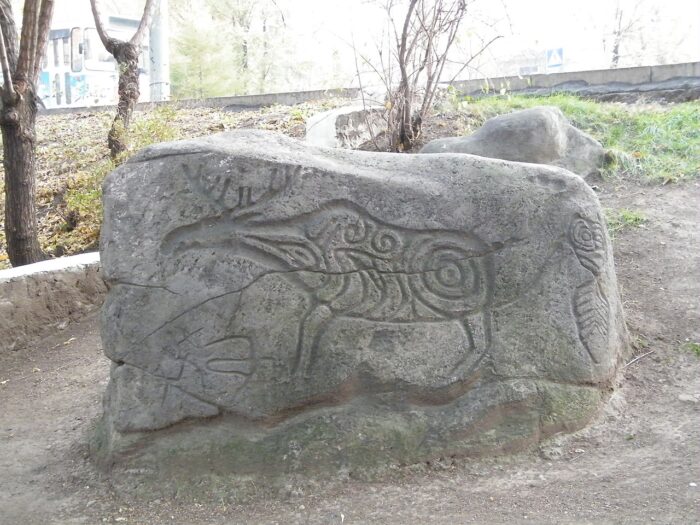 Петроглиф Сикачи-Аляна: лось (копия, расположенная у Хабаровского музея археологии)