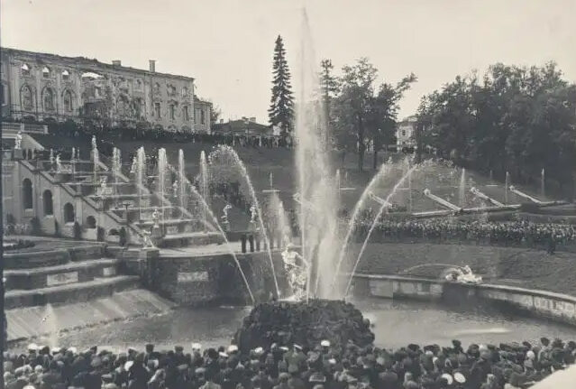 Торжественное открытие фонтана 14 сентября 1947 года
