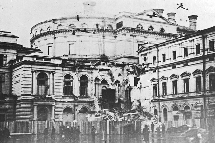 Марииинский (в то время Кировский) театр разрушен бомбой 19 сентября 1941 г.