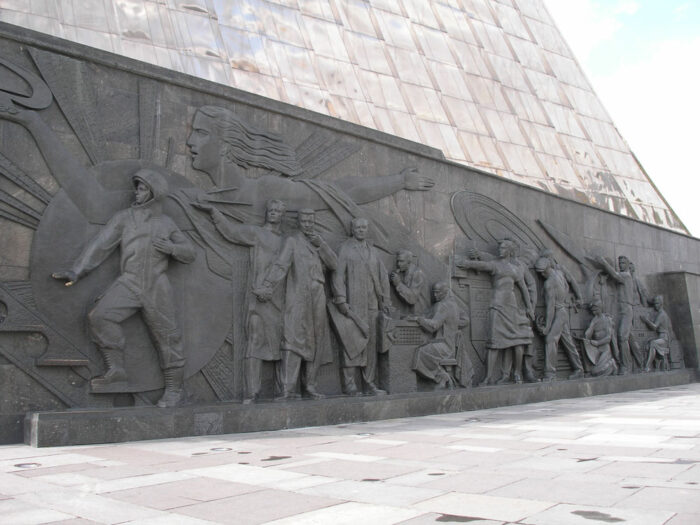 Горельефы на монументе "Покорителям космоса"