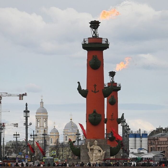 Ростральные колонны, зажженные в честь Дня города