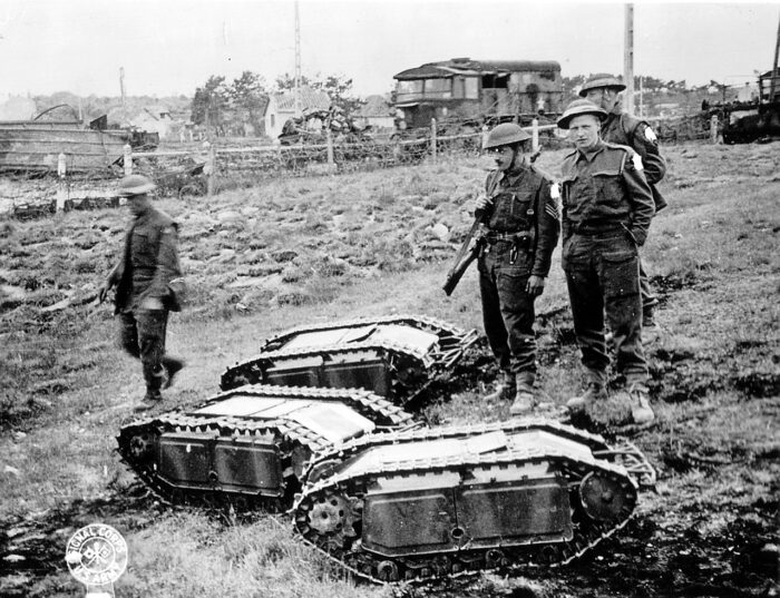 Британские солдаты с захваченными немецкими "Голиафами"